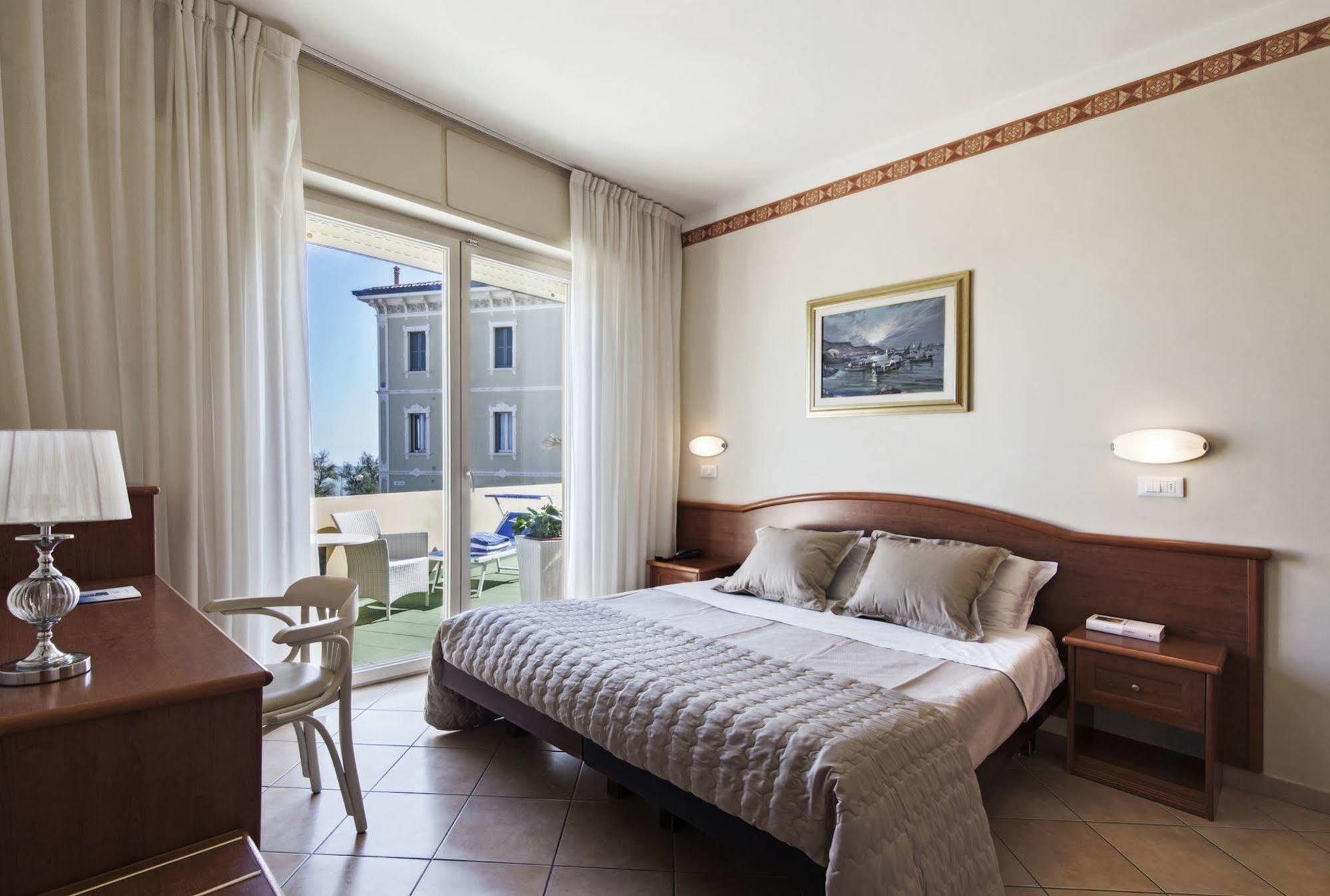 Perticari Hotel Pesaro Bagian luar foto