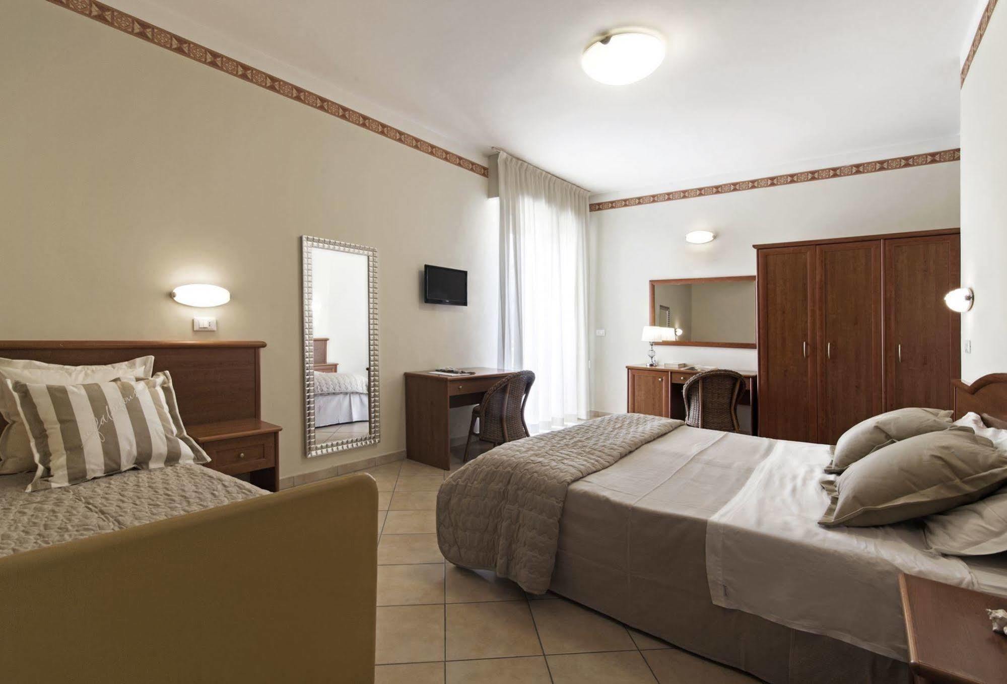 Perticari Hotel Pesaro Bagian luar foto