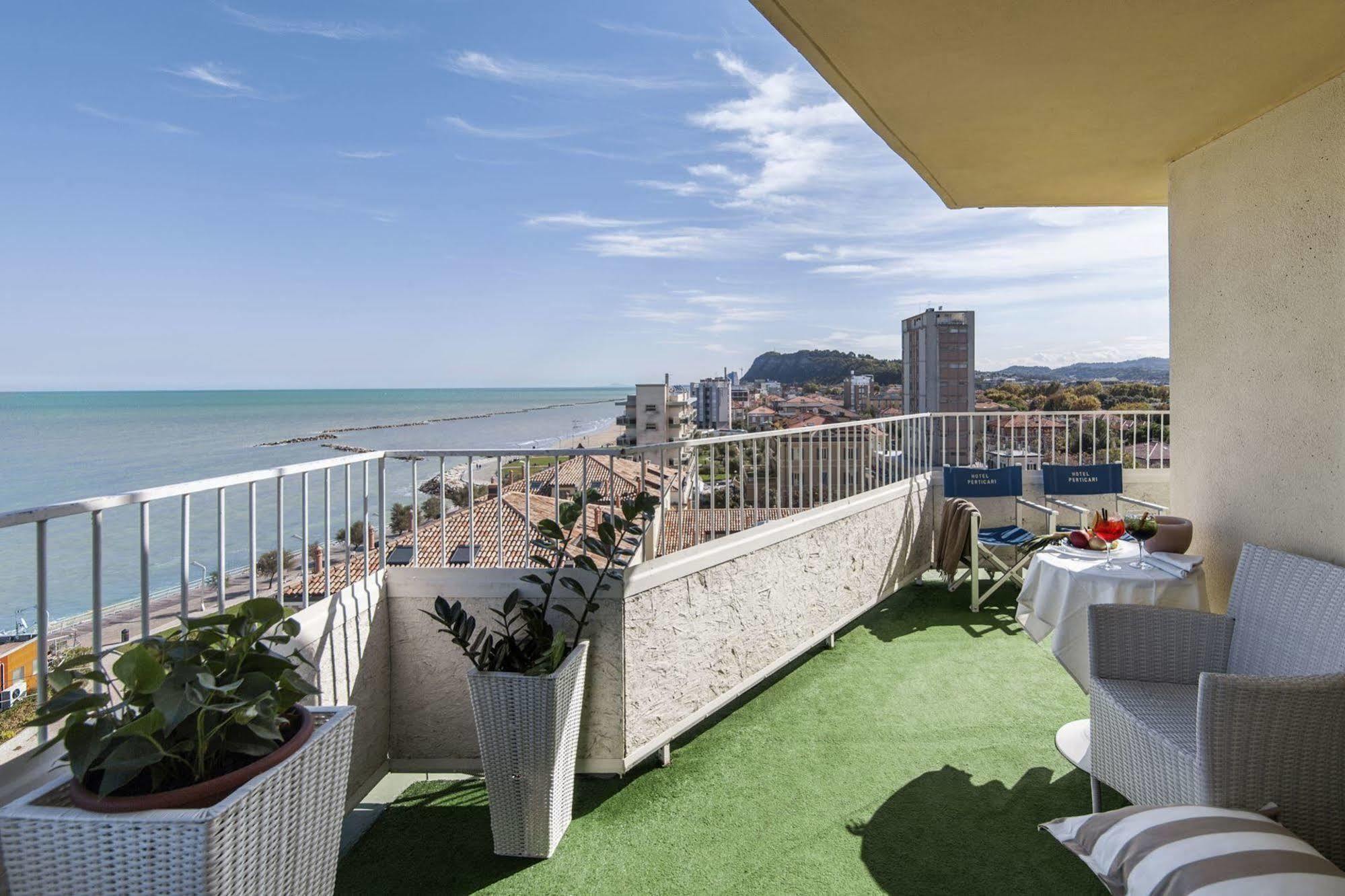 Perticari Hotel Pesaro Bagian luar foto